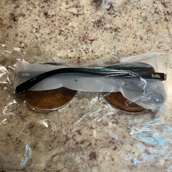 COACH Horse and Carriage Pilot Sunglasses Light Gold and Black NWT - Picture 4 of 7